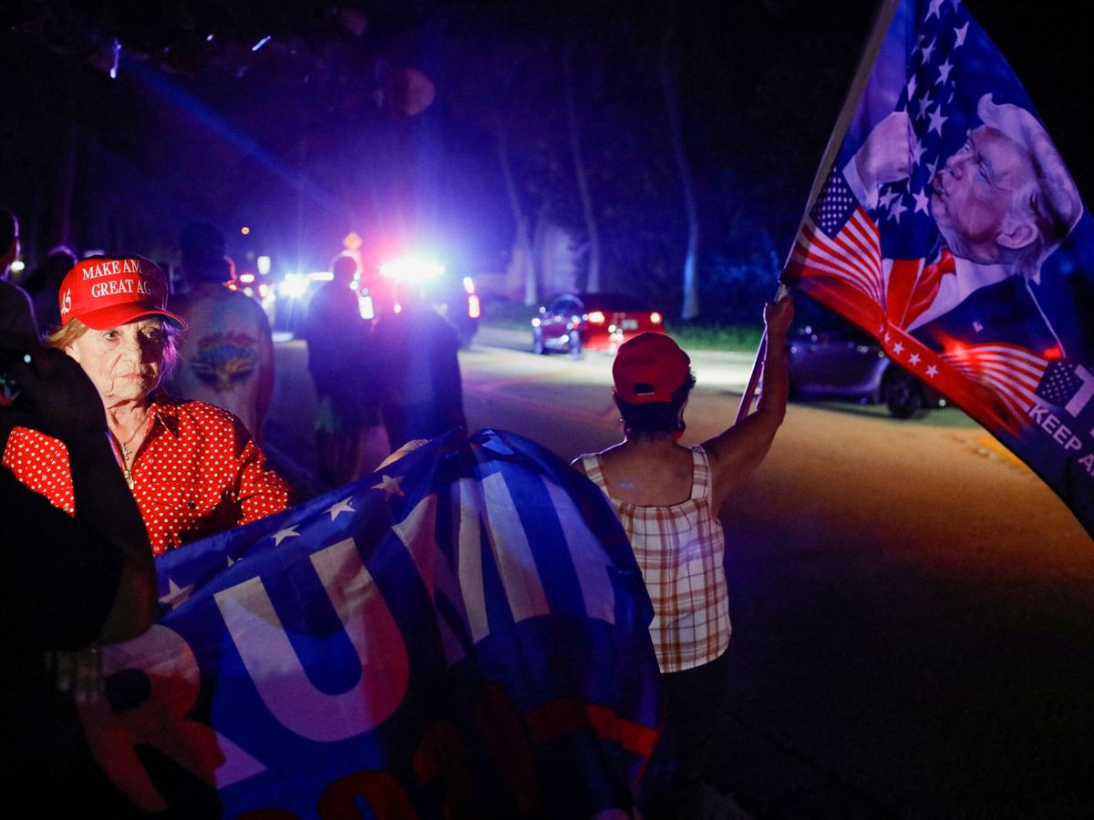 Foto: Partidarios de Donald Trump protestan frente a su mansión en Mar-a-Lago por el registro del FBI. (Reuters/Marco Bello)