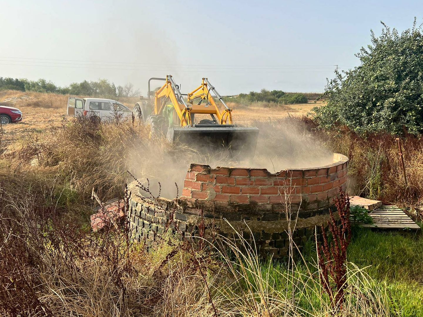 Operarios cierran un pozo por orden de la CHG en el entorno de Doñana, en una imagen del pasado verano. (Cedida)