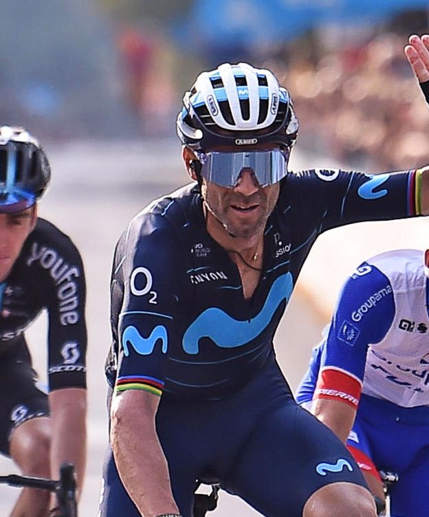 Foto: Como (Italy), 08 10 2022.- Spanish rider Alejandro Valverde (C) of the Movistar Team reacts as he crosses the finish line during the 116th edition of the Giro di Lombardia (Tour of Lombardy) cycling race over 253km from Bergamo to Como, Italy, 08 October