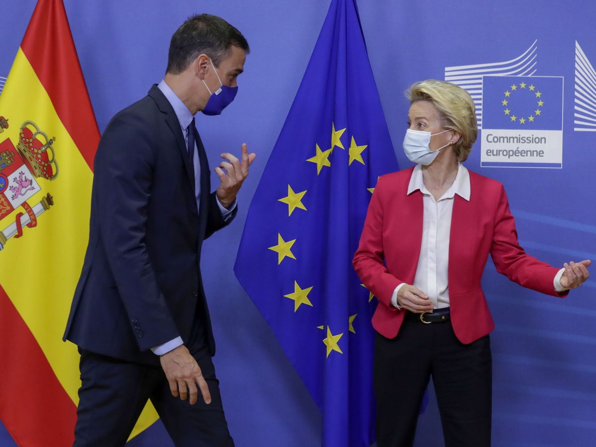 Foto: El presidente del Gobierno, Pedro Sánchez, y la presidenta de la Comisión Europea, Ursula von der Leyen, en Bruselas. (EFE)