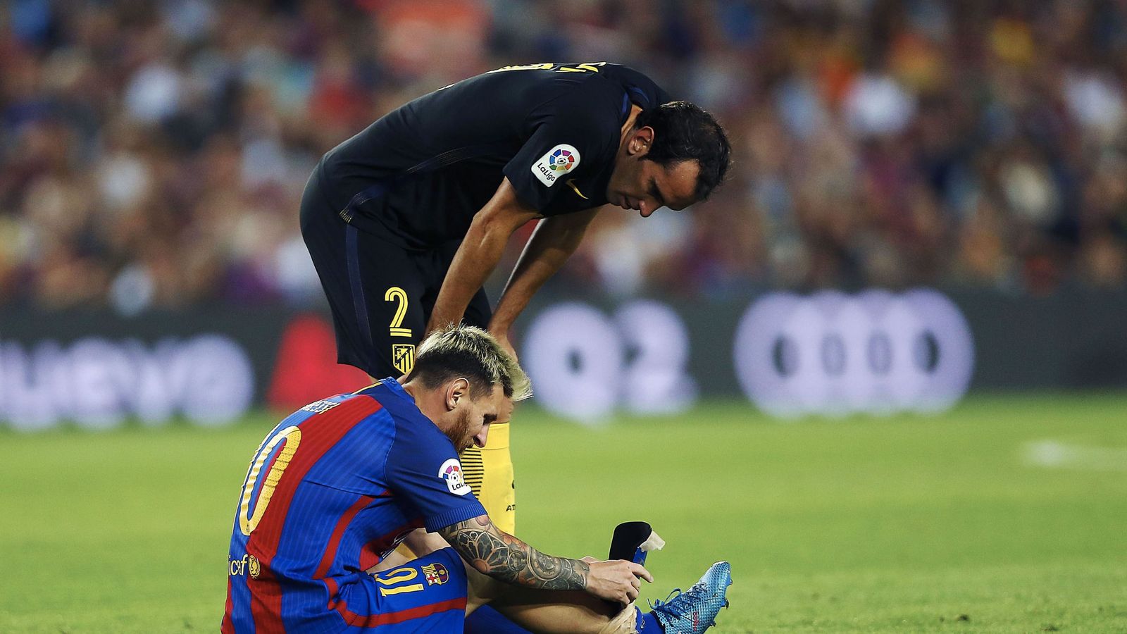 Foto: Messi, tras lesionarse en el partido contra el Atlético de Madrid (EFE)