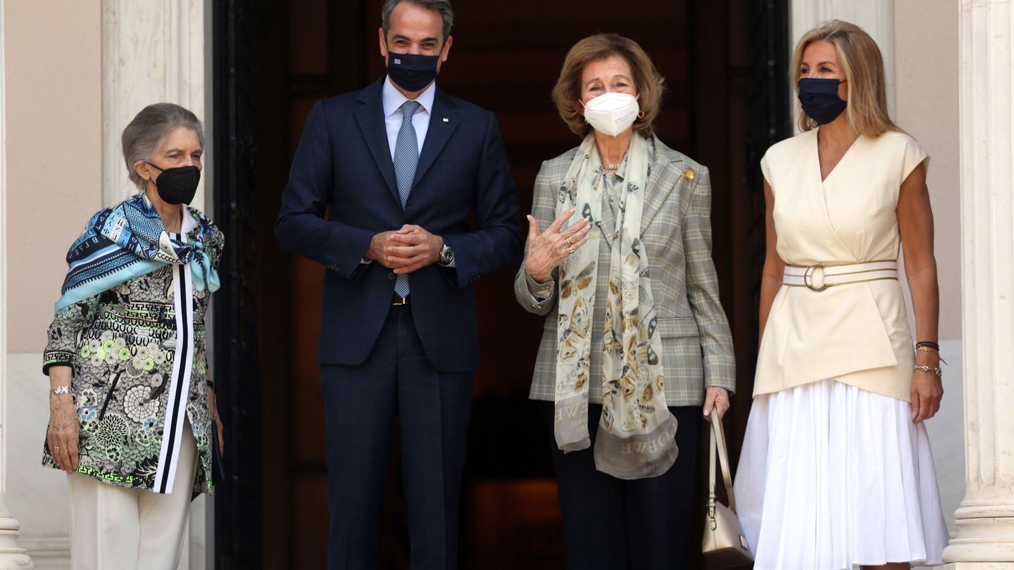 Sofía e Irene de Grecia, hace unos meses con el primer ministro griego, Kyriakos Mitsotakis, y su mujer Mareva Grabowski. 