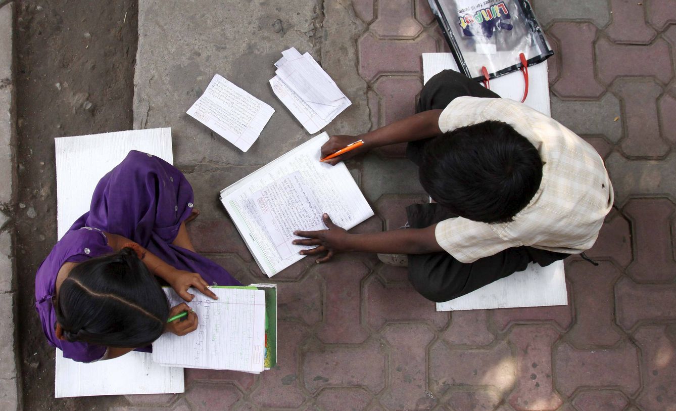 NIños estudiando en la calle en India. (Efe)
