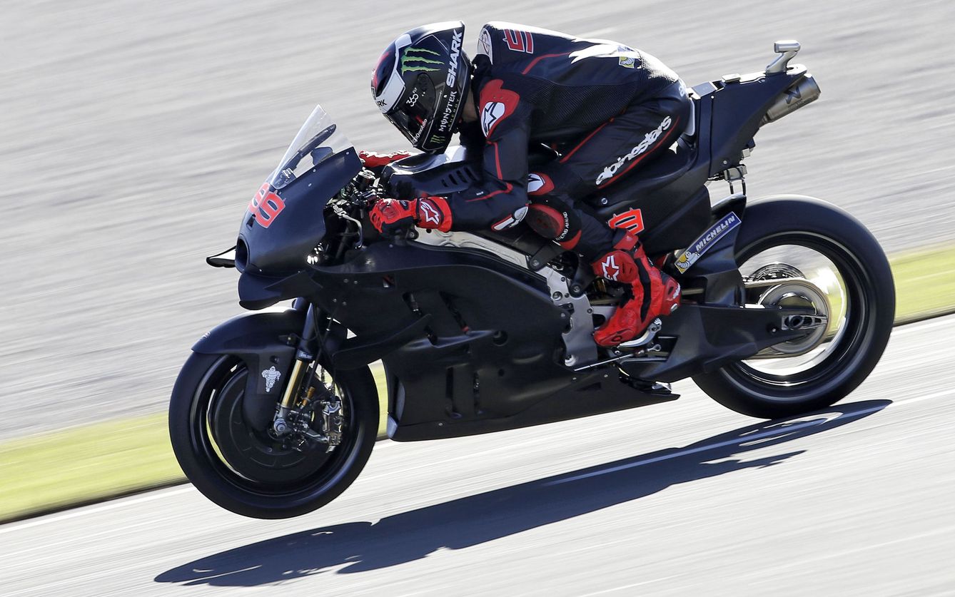 Las primera pruebas de cada temporada se realizan al final de la anterior. En la imagen, Jorge Lorenzo rodando con la Ducati en Valencia en noviembre de 2016. (EFE)