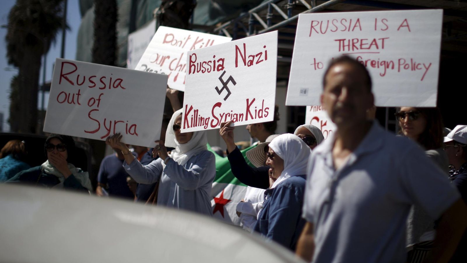 Foto: Sirios-estadounidenses protestan por la intervención rusa en Siria ante el consulado ruso en Santa Mónica, California. (Reuters)