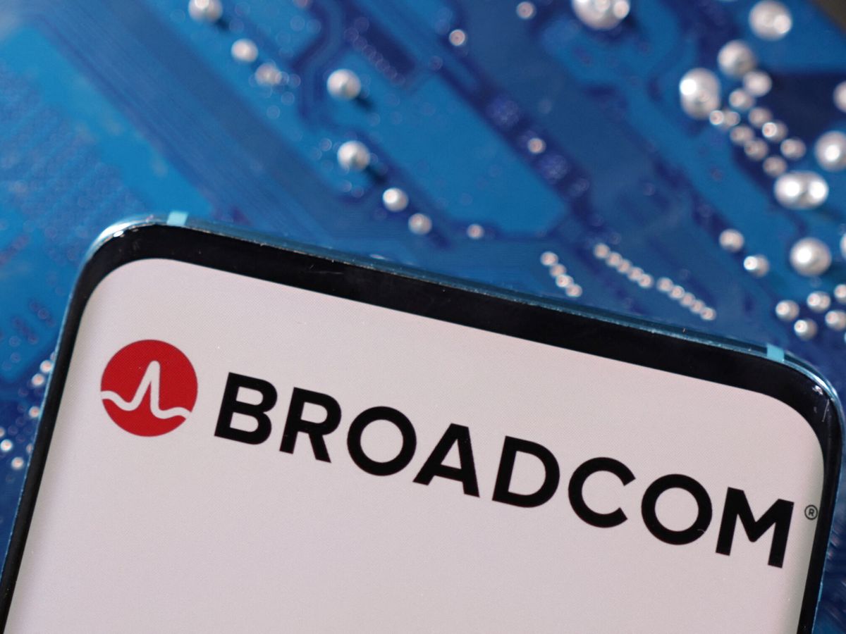 Foto: Un teléfono muestra el logo de Broadcom. (Reuters/Dado Ruuvic)