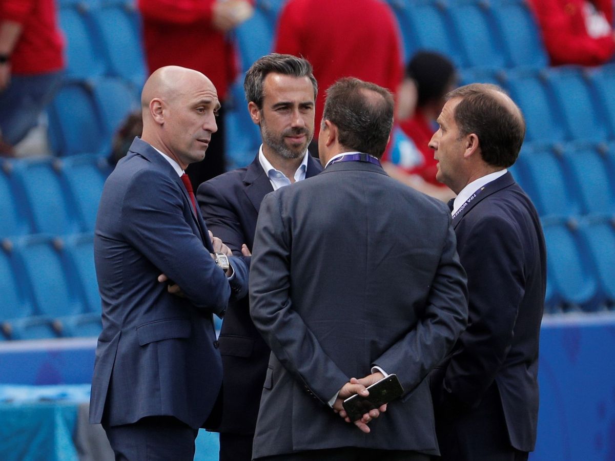Photo: Rubiales, with Vilda and Del Amo, before a game.  (EFE)