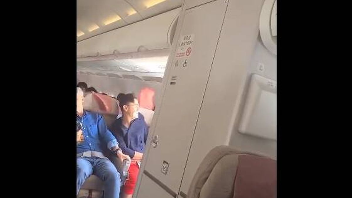 El impactante vídeo de un hombre que consigue abrir la puerta de un avión en pleno vuelo 
