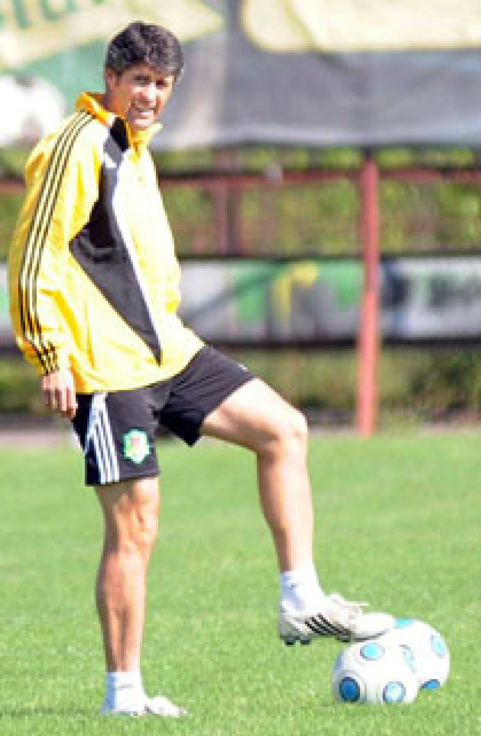 Foto: López Caro reanudó los entrenamientos pero sigue recibiendo ataques de su club