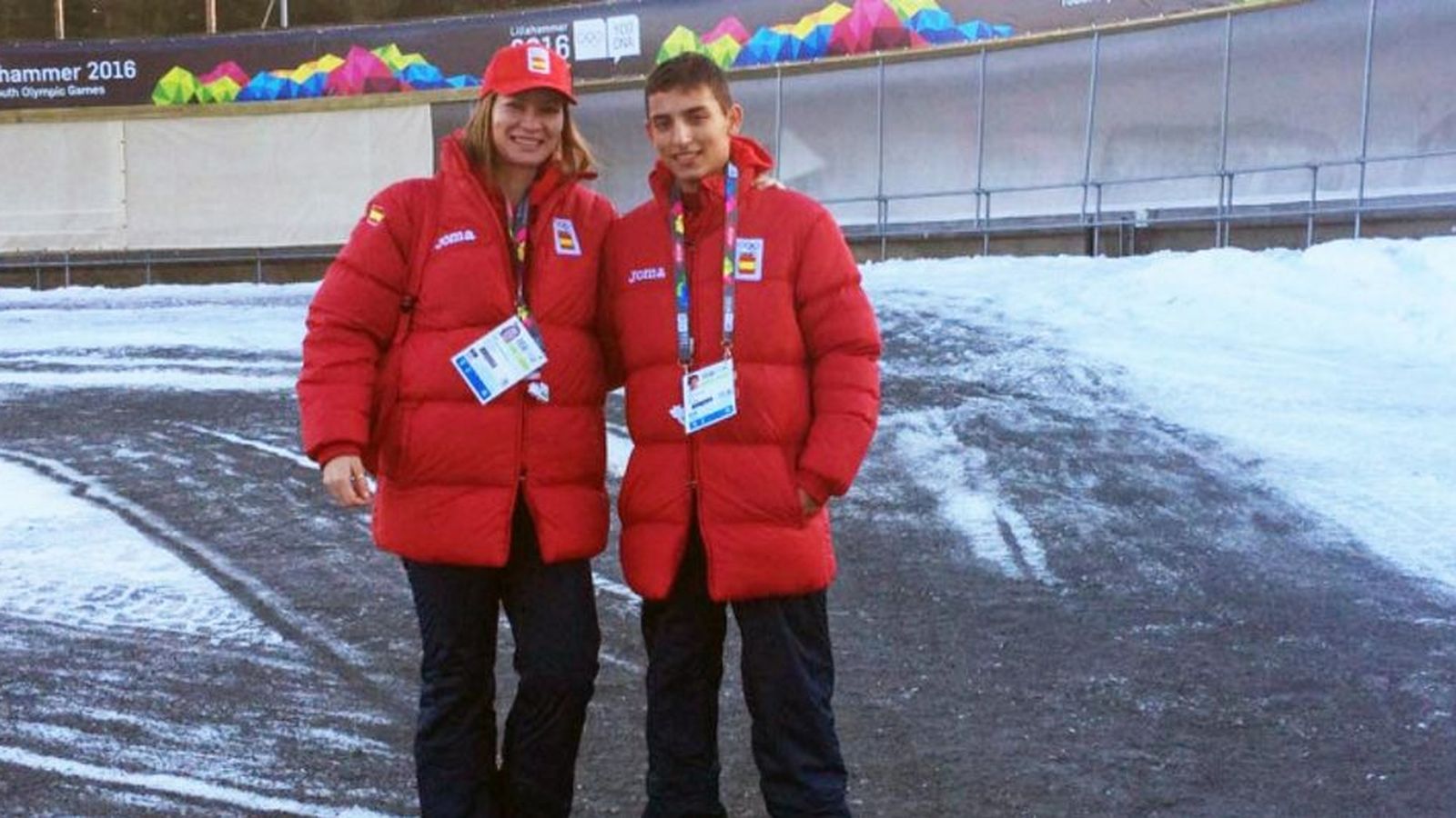 Foto: Martín Souto junto a Oxana Tatchina en la pista de Lillehammer (Foto: Federación Española de Deportes de Hielo)