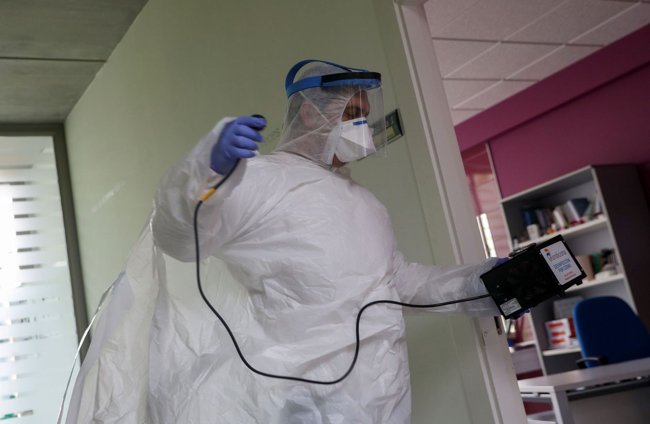 Limpieza con ozono de un centro médico. Foto: Reuters