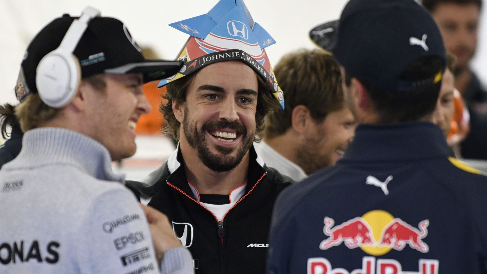 Foto: Fernando Alonso bromeando antes de la salida.