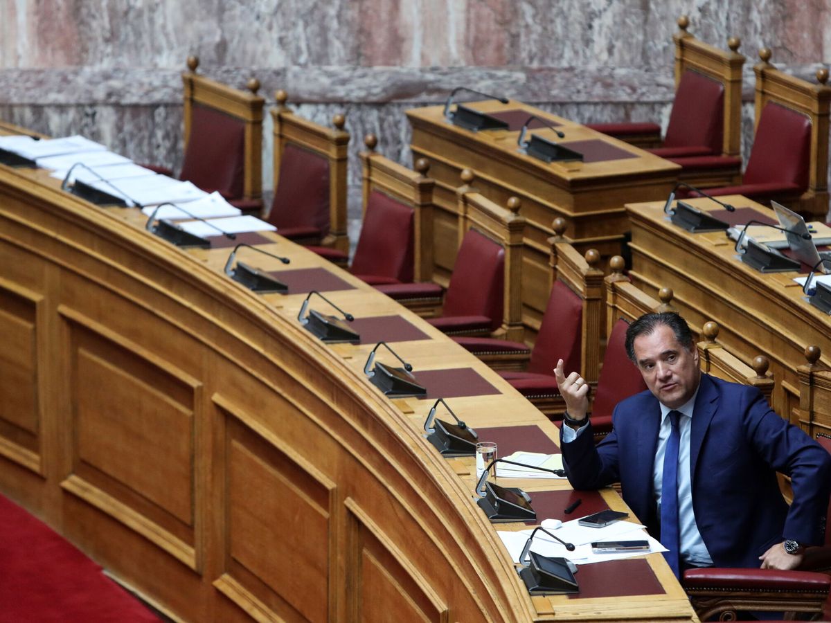Foto: El ministro griego de Trabajo y Seguridad Social, Adonis Georgiadis, habla durante una sesión parlamentaria previa a la votación. (EFE)