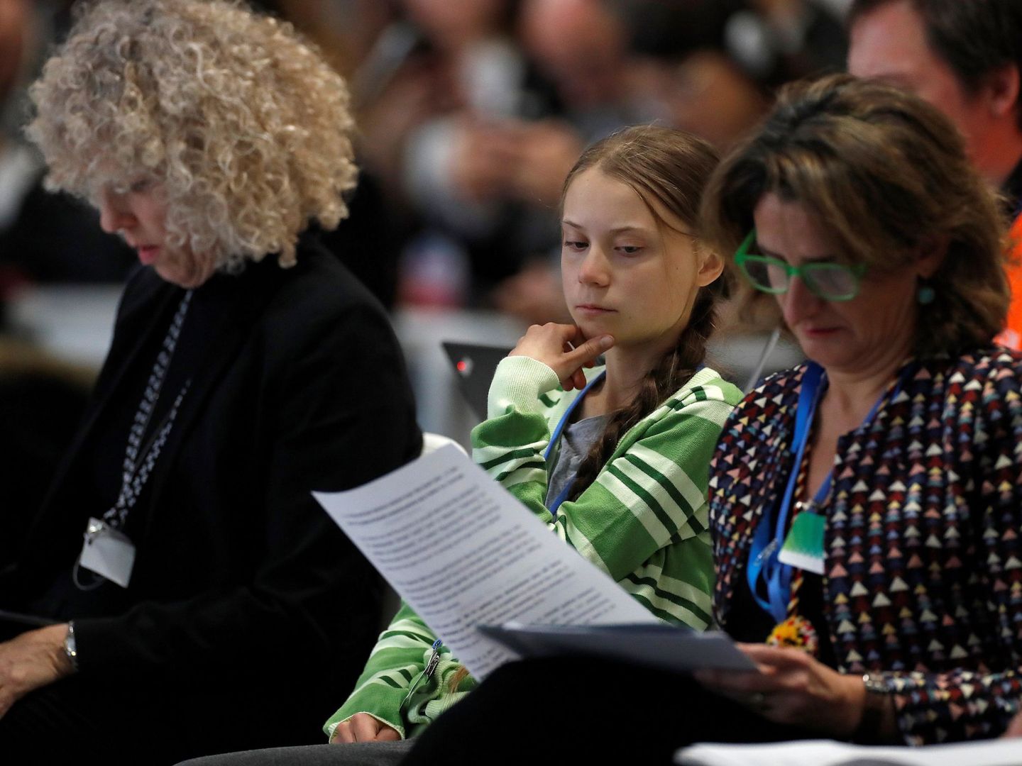 Greta Thunberg observa a la ministra de Transición Ecológica en funciones, Teresa Ribera durante el plenario de la Cumbre Climática (EFE)