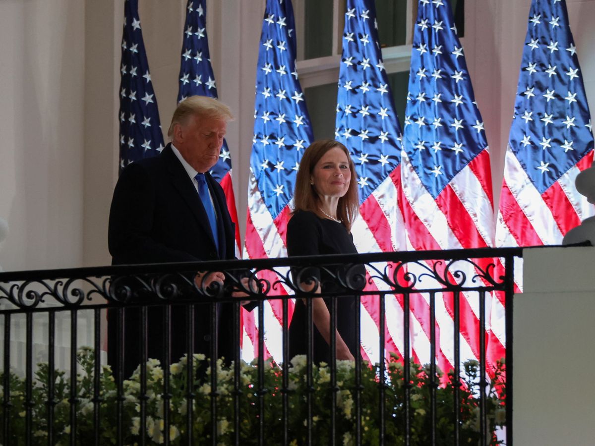 Foto: Amy Coney Barrett junto a Donald Trump. (Reuters)