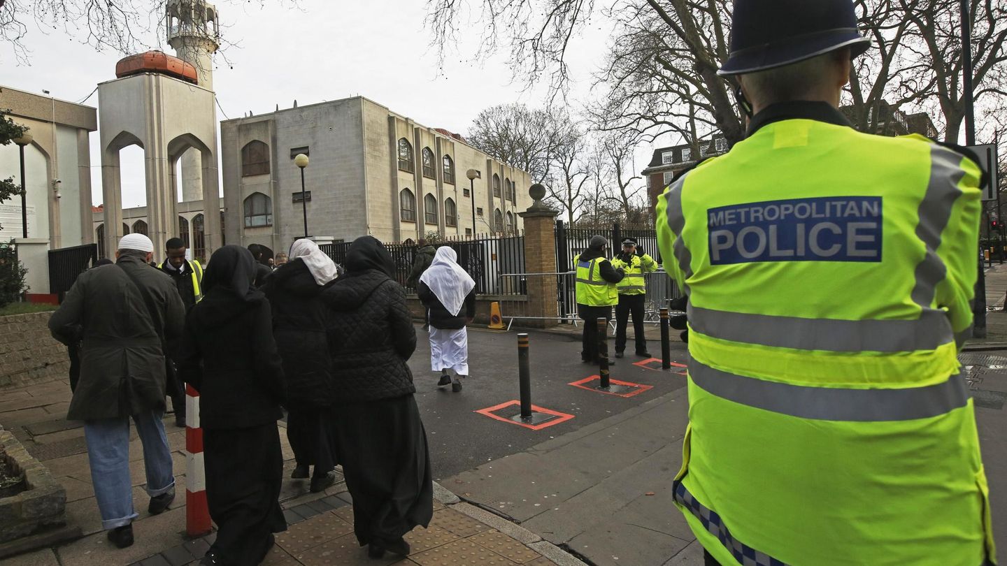 Un policía vigila la entrada de la Mezquita Central de Londres en Regent's Park, en enero de 2015. (Reuters)