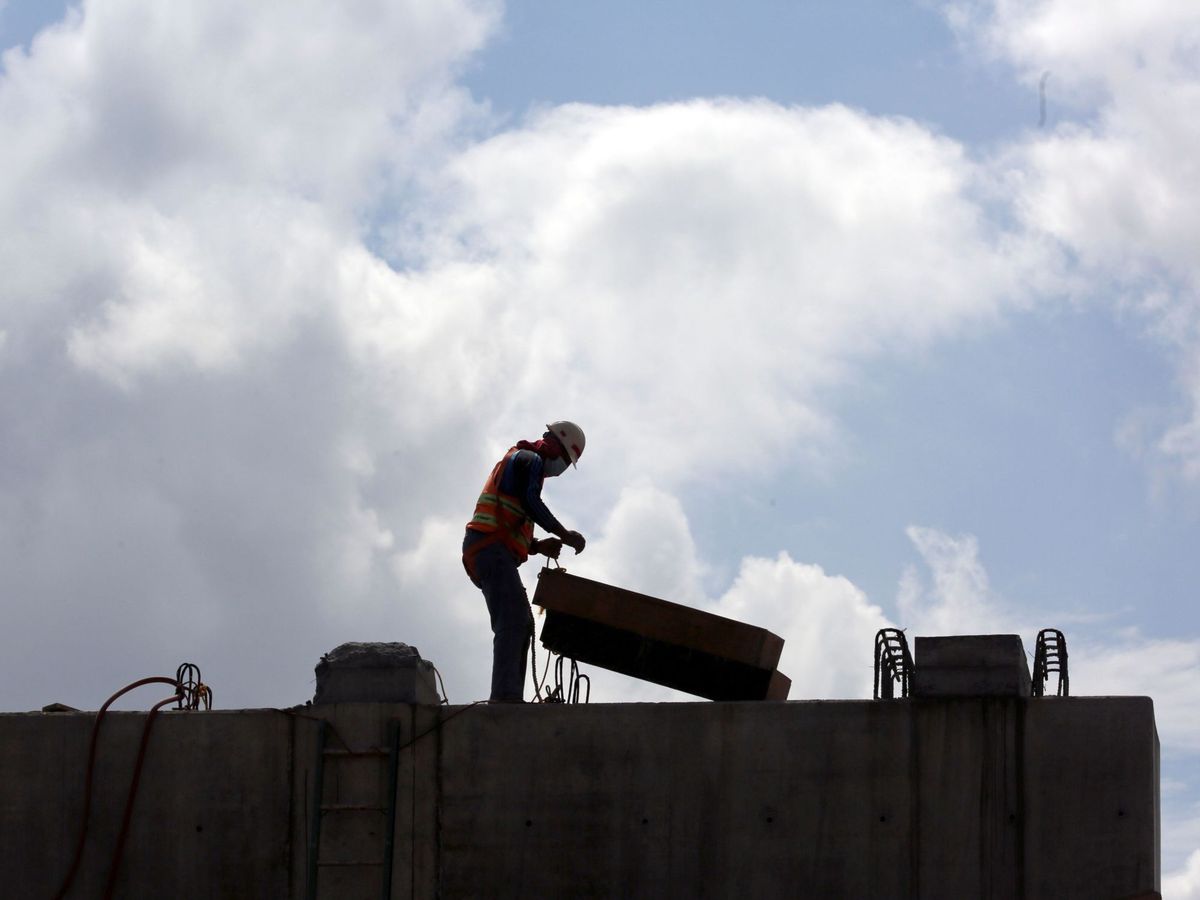 Foto: Un hombre trabaja en una construcción. (EFE)