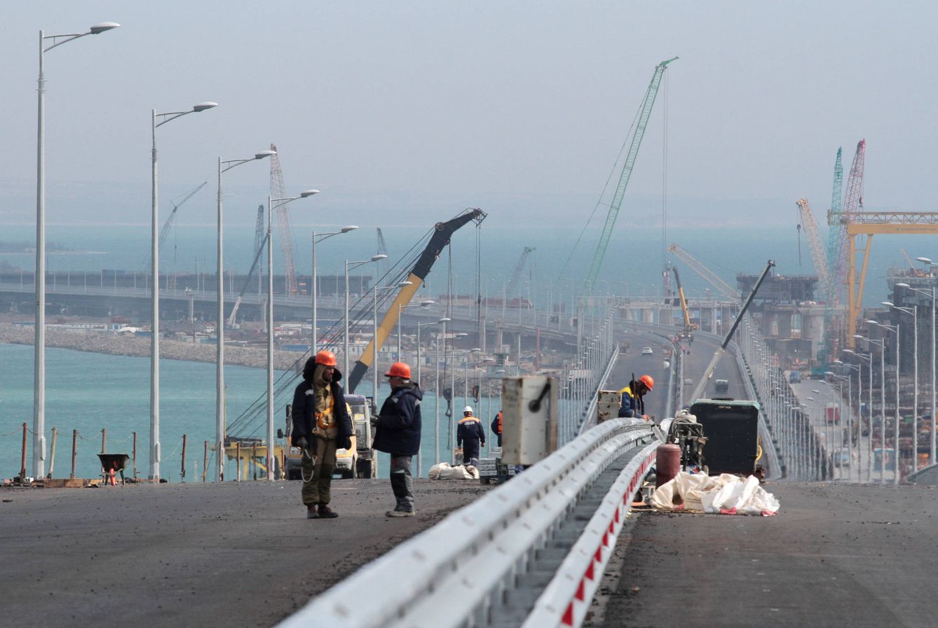 Imagen de las obras en el puente de Crimea, en la región de Krasnodar, el 25 de abril de 2018. (Reuters)