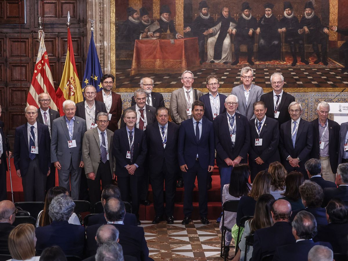 Foto: Parte de los jurados de los Premios Jaume I, en el acto de proclamación en el Palau de la Generalitat. (Rober Solsona/Europa Press) 
