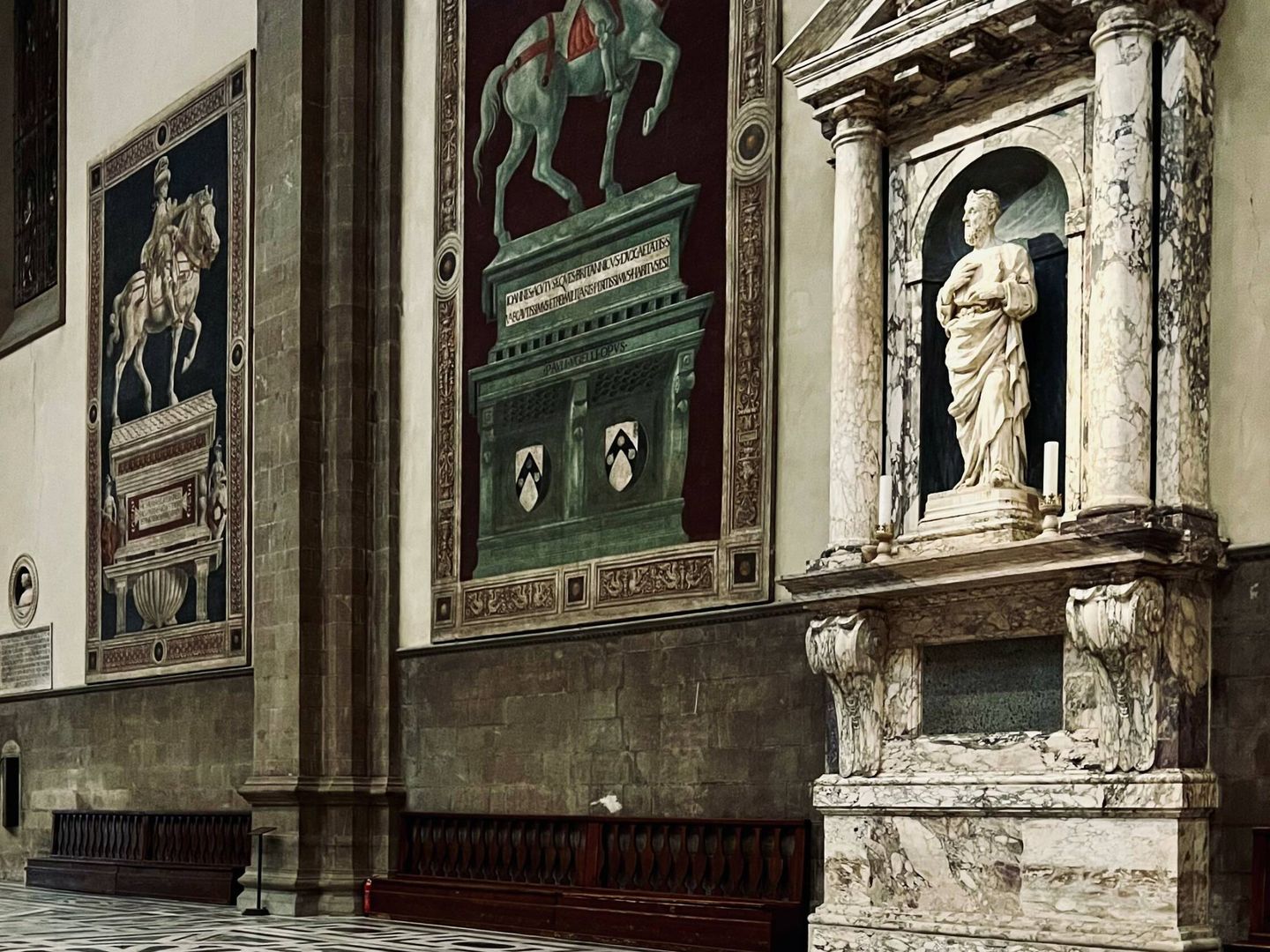 Santa Maria del Fiore. Sobre la pared, frescos de Andrea del Castagno (1456) y Paolo Uccello (1436).