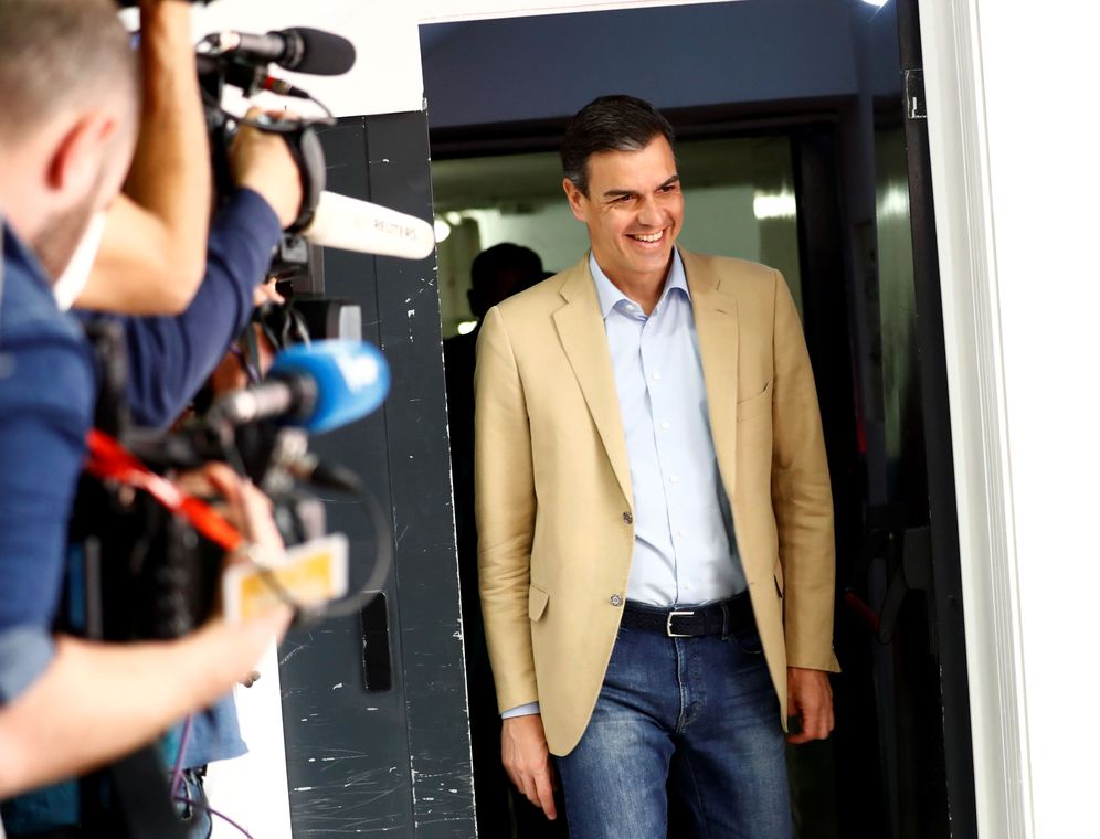 Foto: Pedro Sánchez, a su llegada a la reunión de la ejecutiva del PSOE, este 29 de abril en Ferraz. (Reuters)