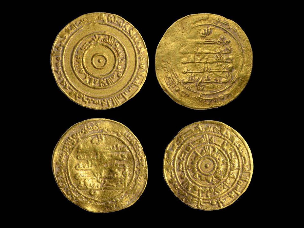 Foto: Las cuatro monedas halladas en la Ciudad Vieja de Jerusalén. (Autoridad de Antigüedades de Israel)