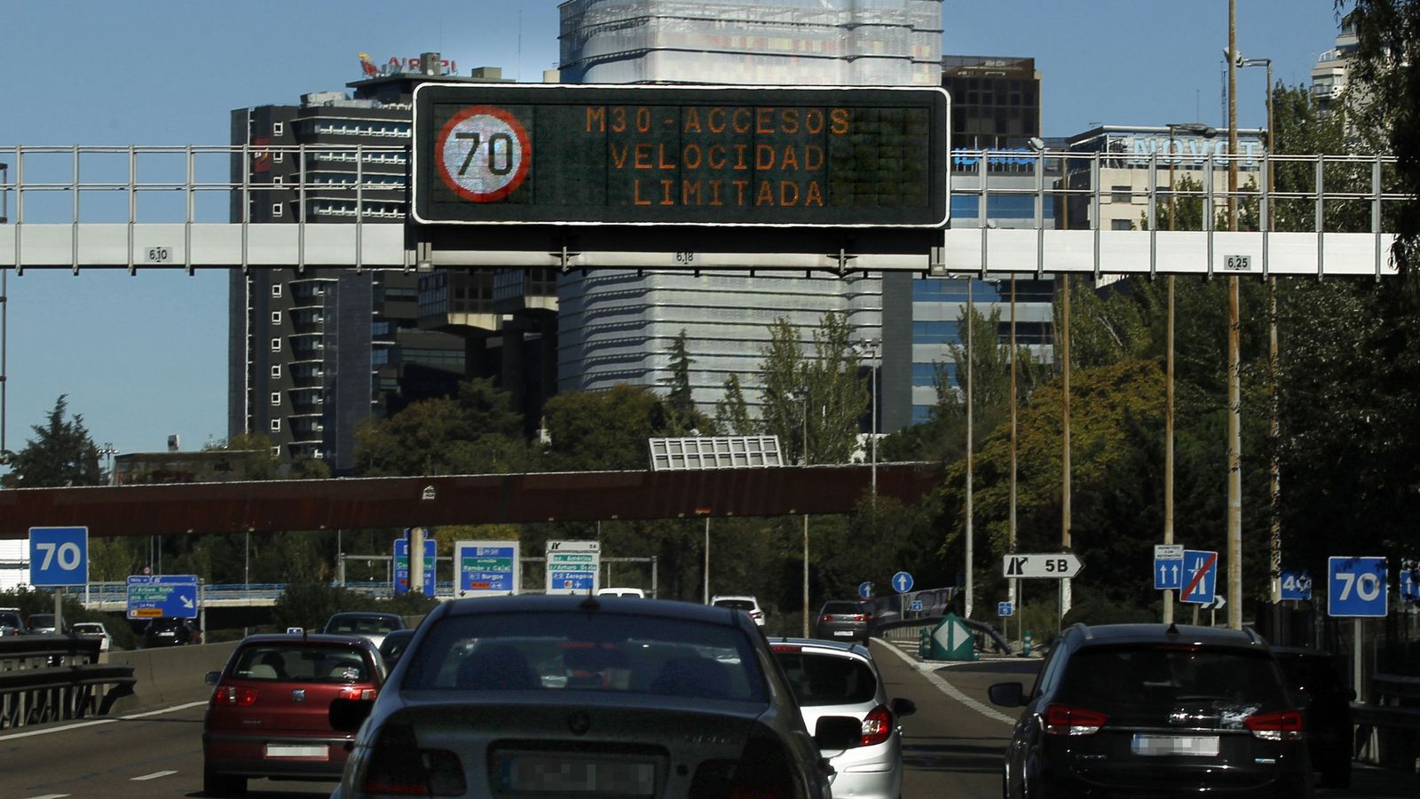 Foto: El Ayuntamiento de Madrid rebaja el tope de velocidad máxima de 90 a 70 kilómetros por hora en la M-30 y los accesos a la ciudad con motivo de la alta contaminación. (Efe)