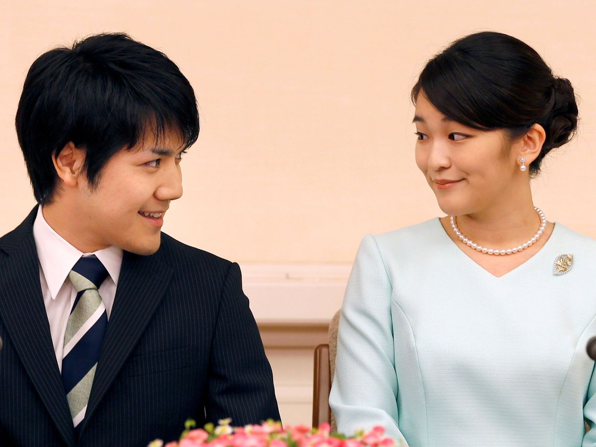 Foto: Mako y Kei, en 2017 al anunciar su compromiso. (Reuters/Pool/Shizuo Kambayashi)
