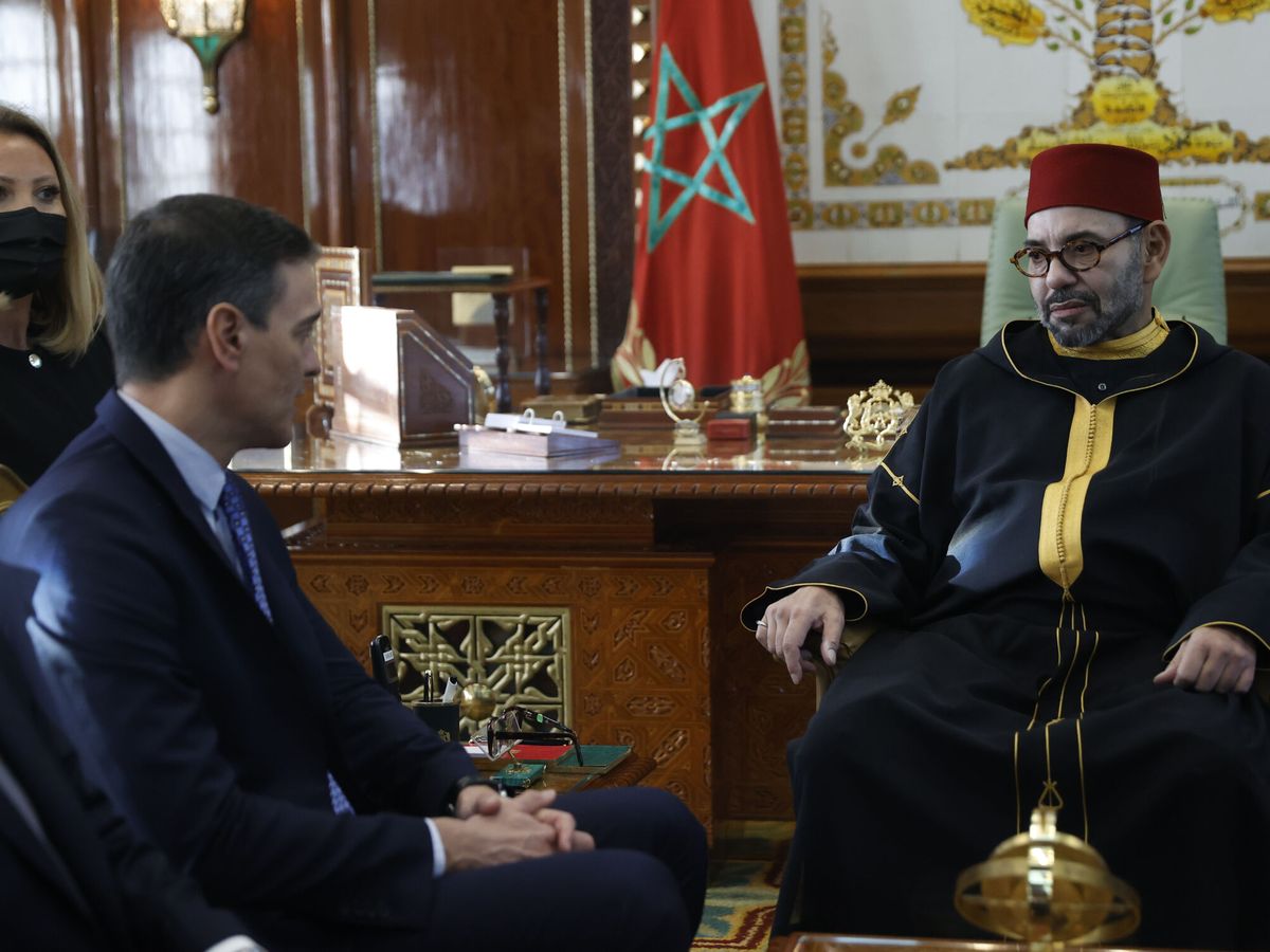 Foto: El presidente del Gobierno, Pedro Sánchez (i), se reúne con Mohamed VI de Marruecos. (EFE/Mariscal)