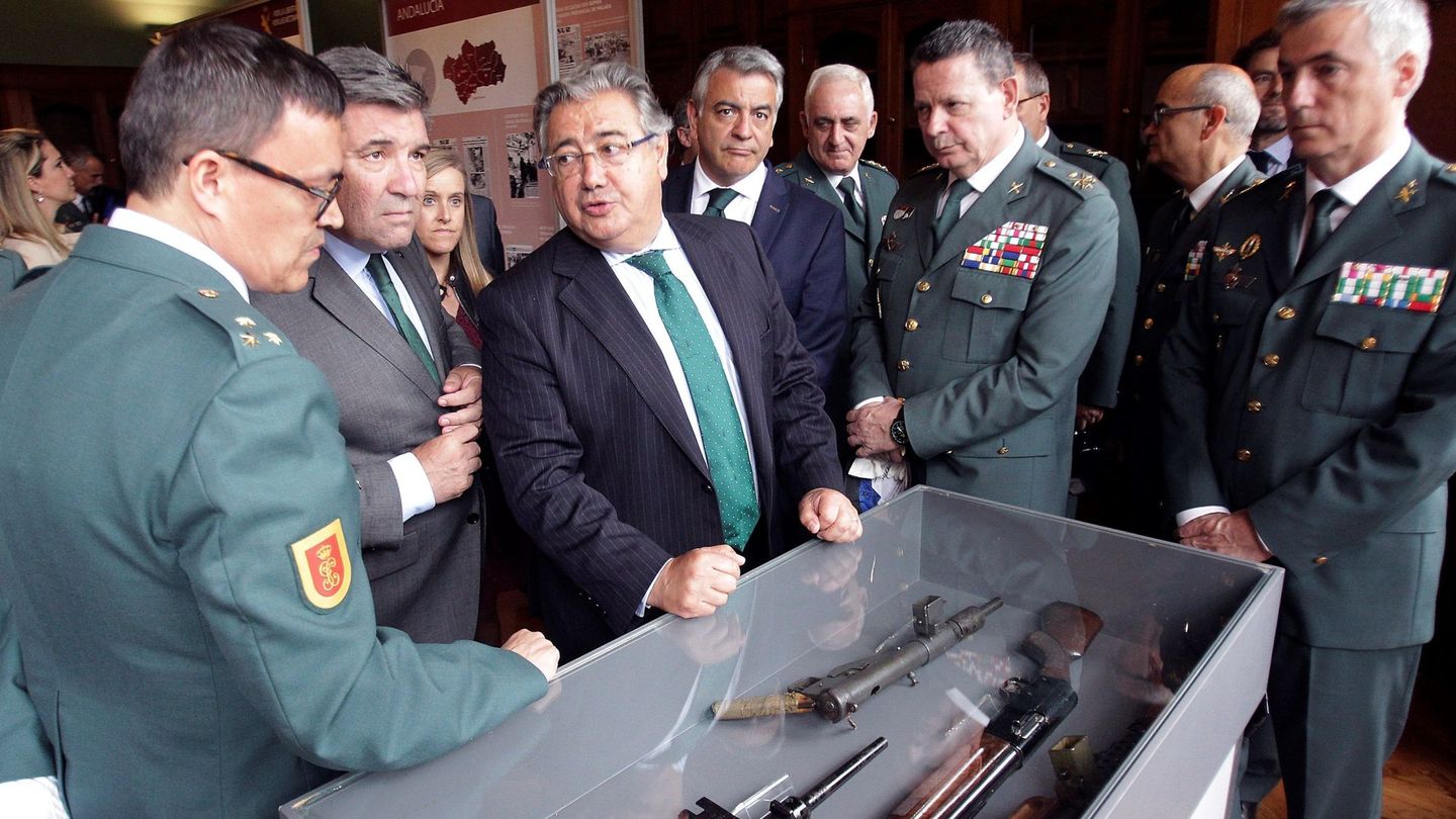 Juan Ignacio Zoido inaugurando una exposición de la Guardia Civil en mayo. (EFE)