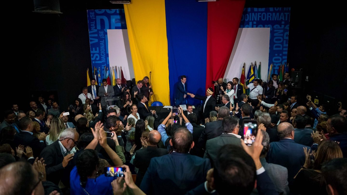  El presidente de la Asamblea Nacional, Juan Guaidó es juramentado en una sesión del Parlamento realizada en la sede de un periódico local. (EFE)