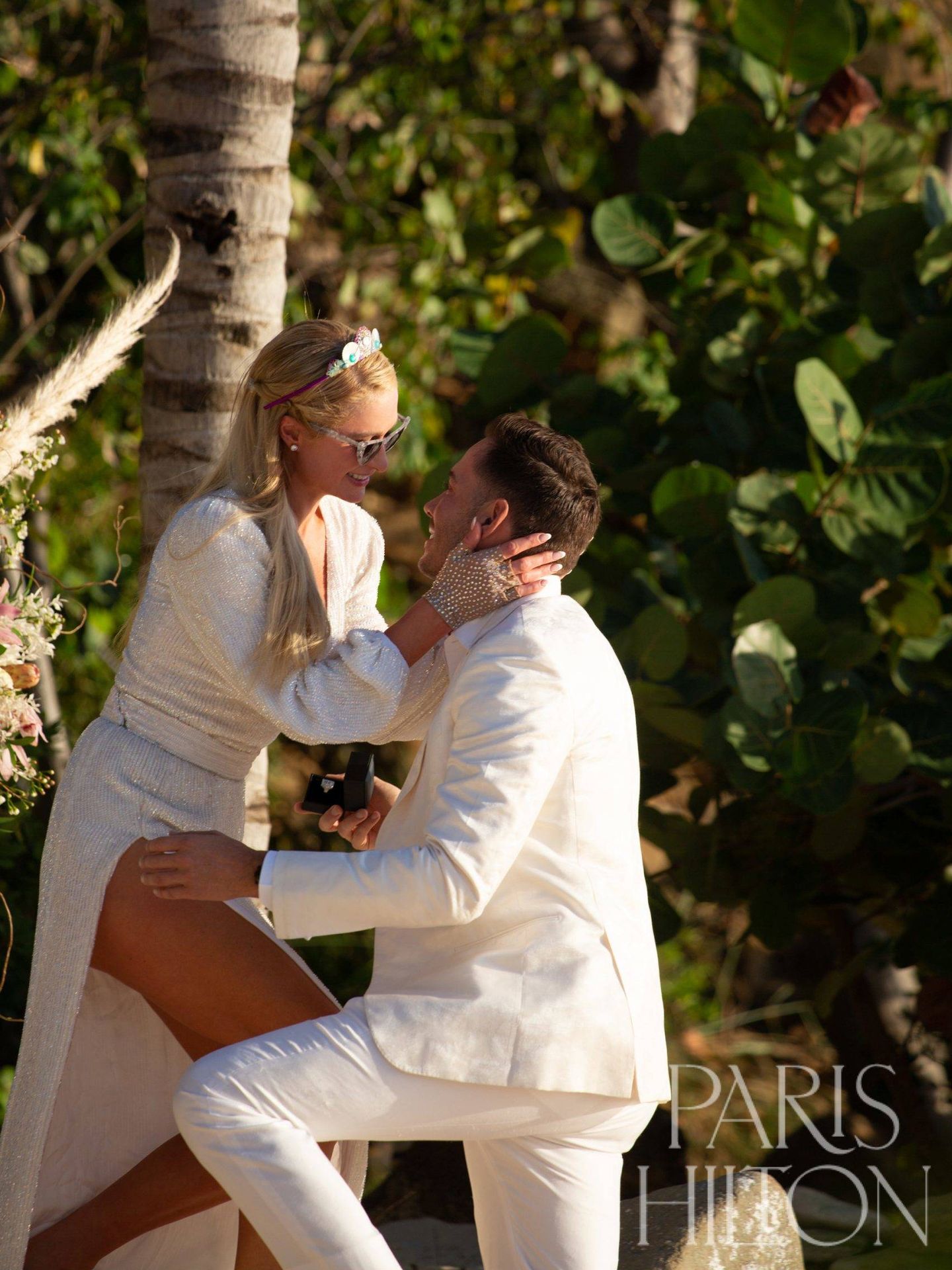 Paris Hilton y su prometido en una imagen en la que se puede apreciar el fabuloso anillo de compromiso. (Cortesía ParisHilton.com)