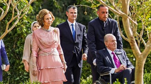 El rey Juan Carlos, en silla de ruedas en la boda de Hussein de Jordania: la foto más impactante