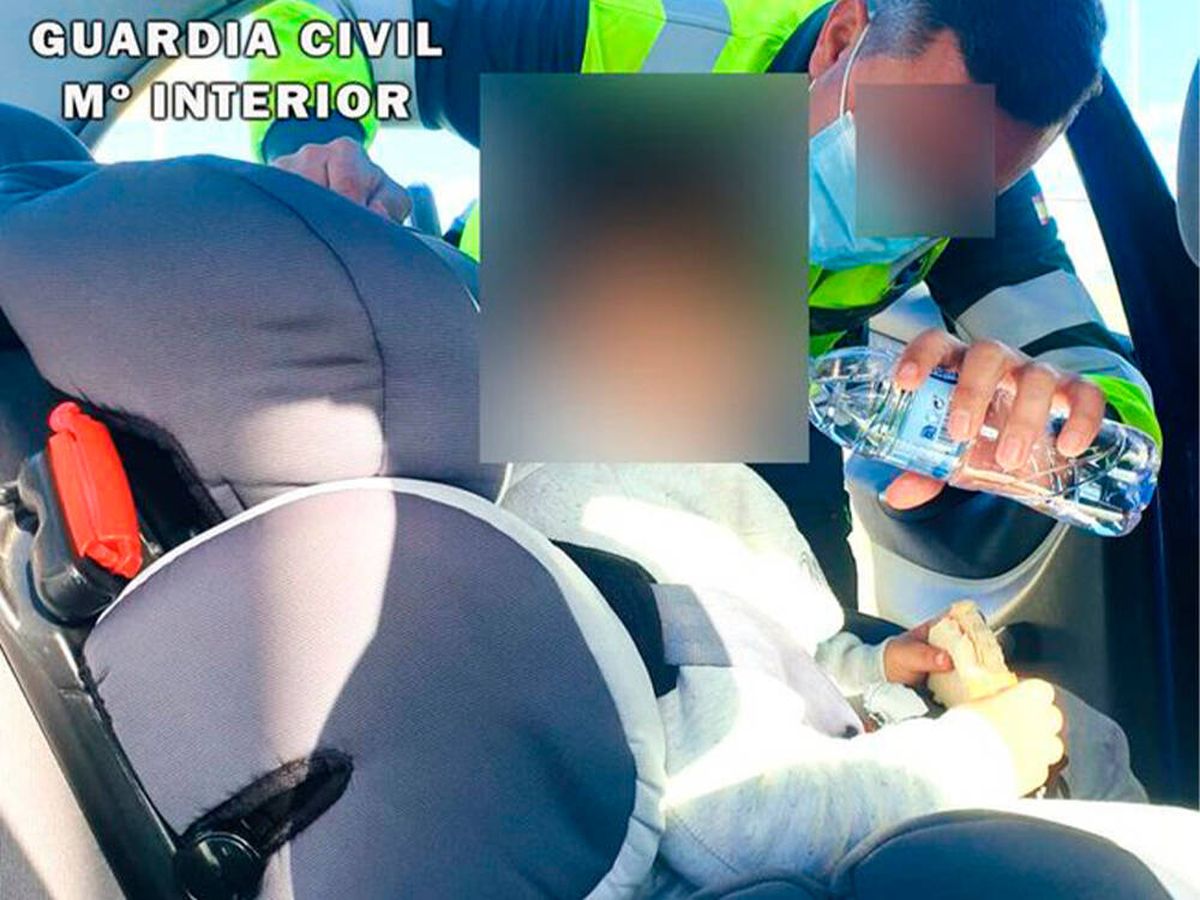 Foto: El tierno gesto de un guardia civil durante un control de alcoholemia (Twitter/Guardia Civil)