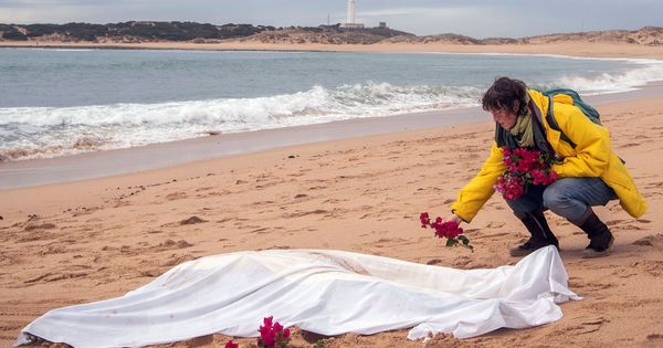 Foto: Imagen de archivo del cadáver de un inmigrante en una playa de Cádiz. (EFE)
