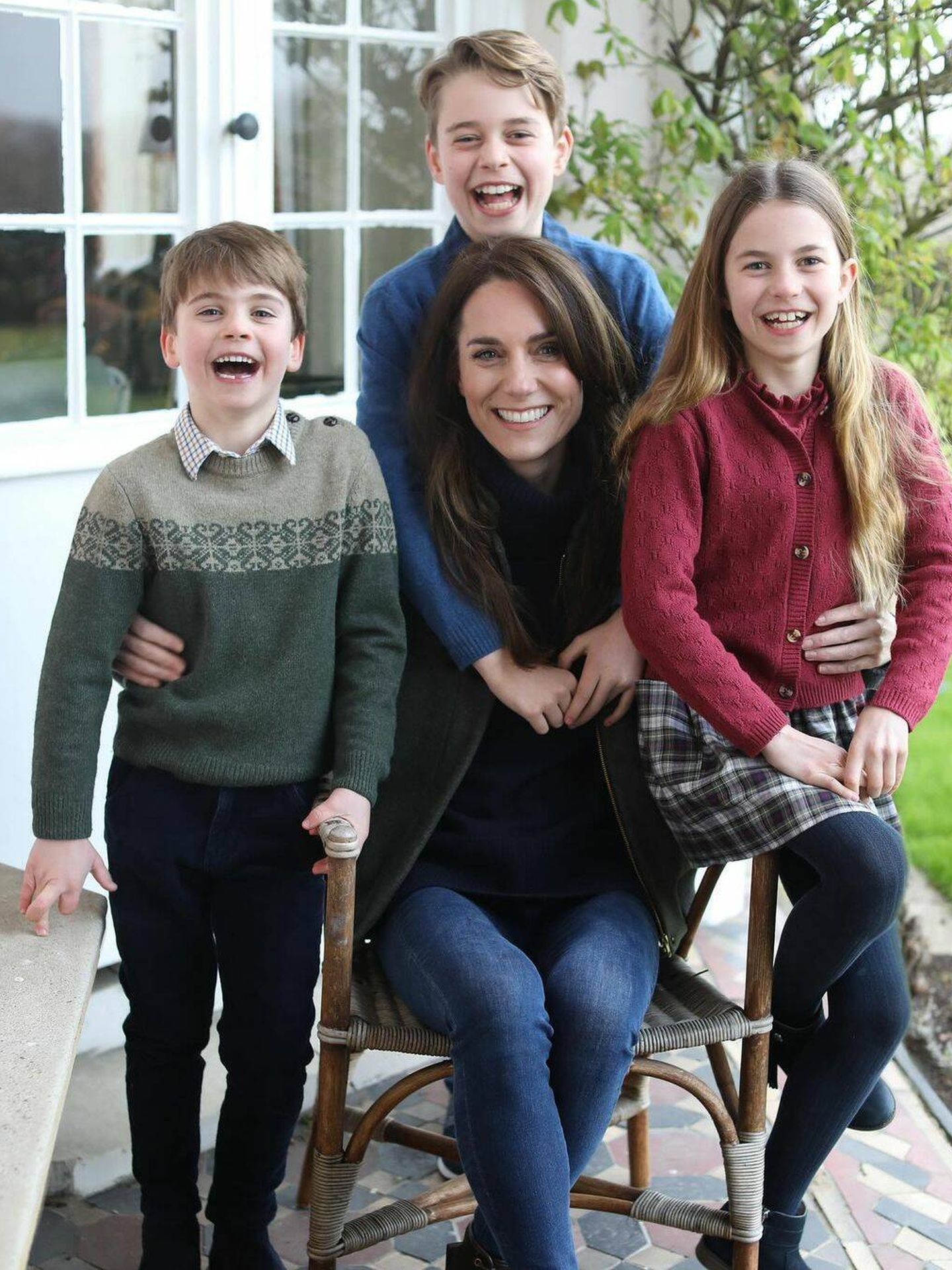 Kate Middleton, junto a sus hijos, en una imagen distribuida este domingo por Kensington. 