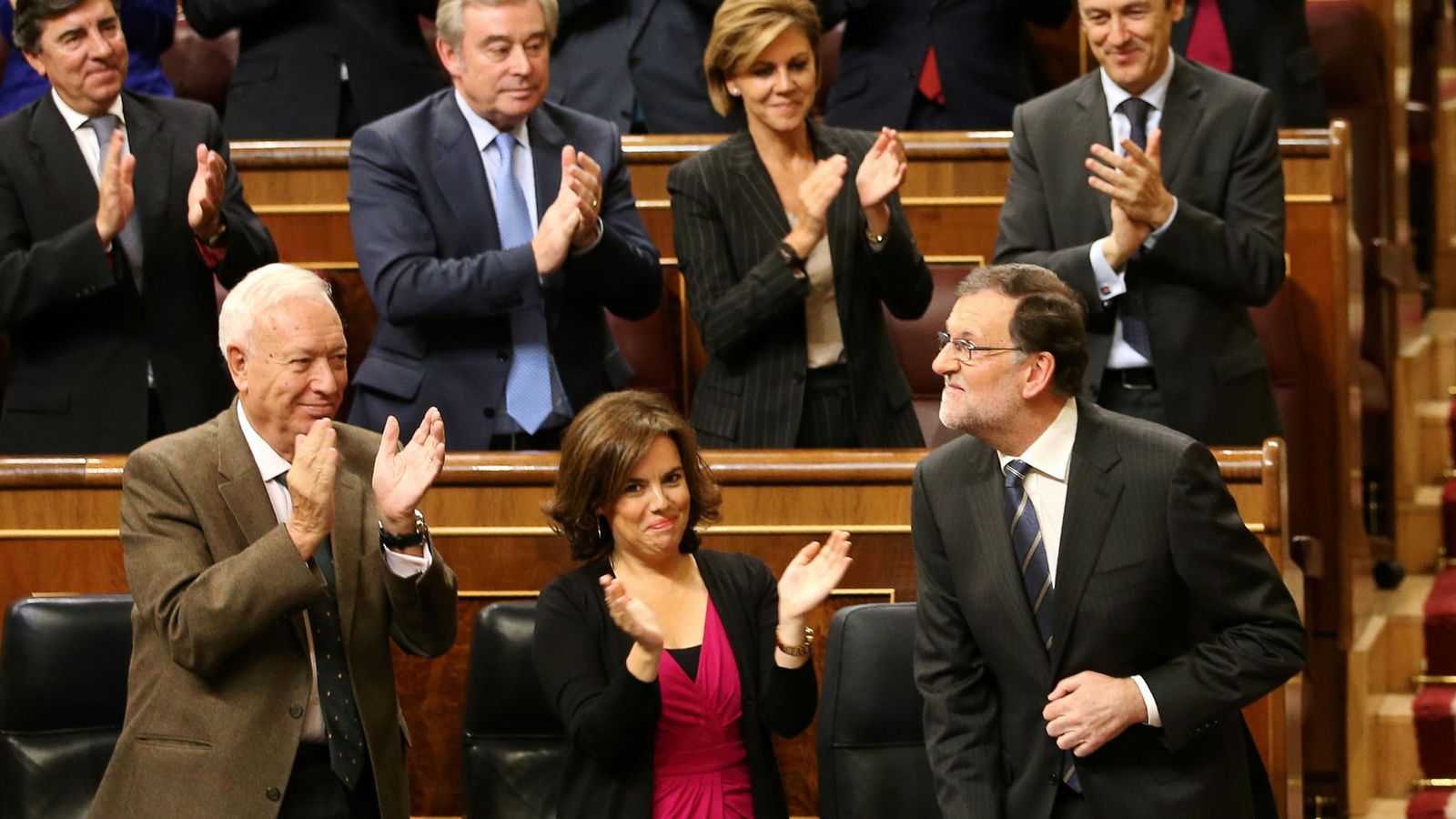 Foto: Rajoy es aplaudido por su grupo parlamentario tras su intervención. (Reuters)
