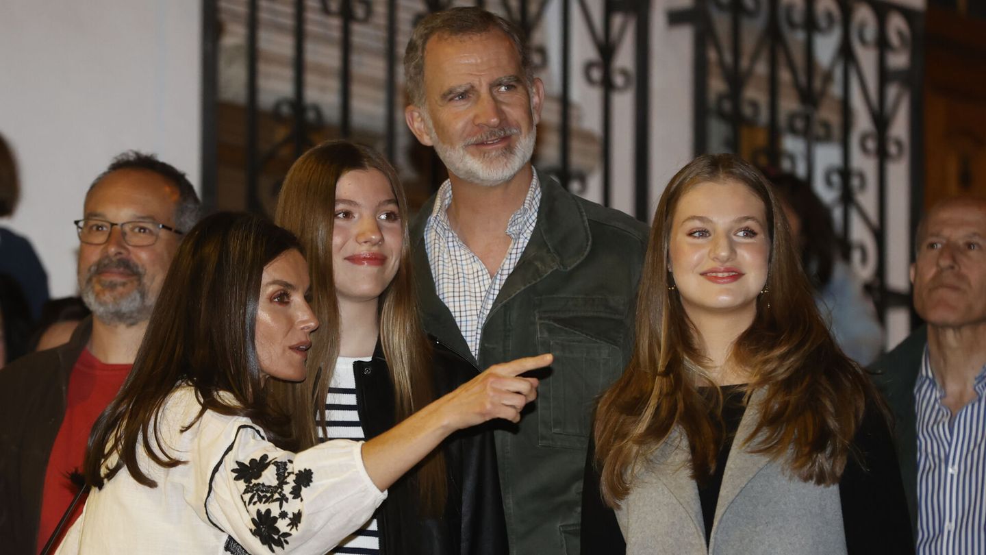 Los reyes Felipe y Letizia, con sus hijas en Chinchón. (EFE/Juan Carlos Hidalgo)