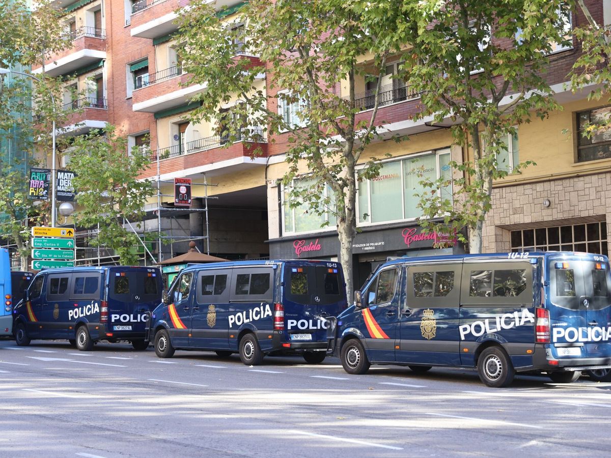 Foto: Despliegue policial en un centro okupado en Madrid. (EFE/Rodrigo Jiménez)