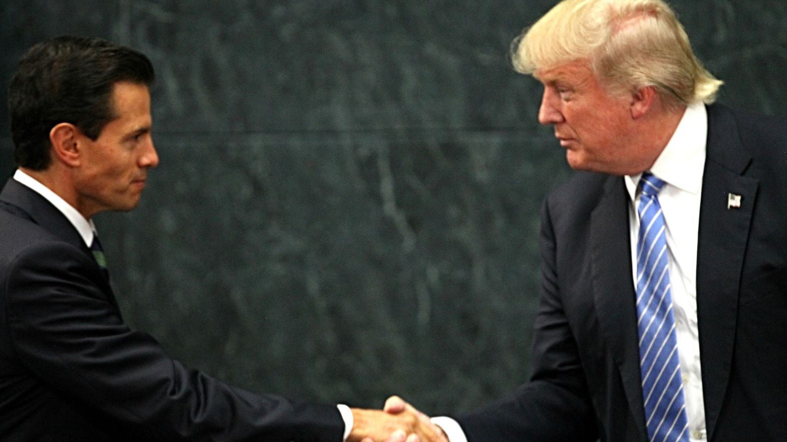 Foto: El presidente de México, Enrique Peña Nieto, estrecha la mano a Donald Trump el pasado mes de agosto. (Efe)