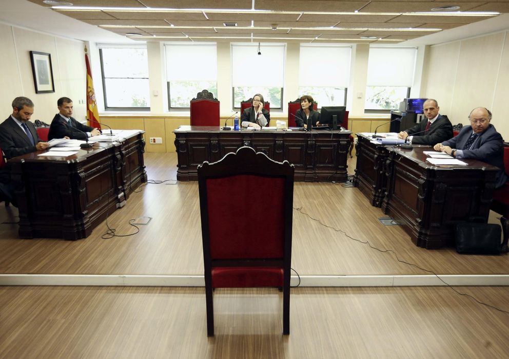 Foto: La carga de los juzgados ha aumentado con la crisis y la corrupción. En la imagen, juzgado de lo Social no. 16 de Madrid, en el juicio por el despido del PP de Luis Bárcenas. (Efe)