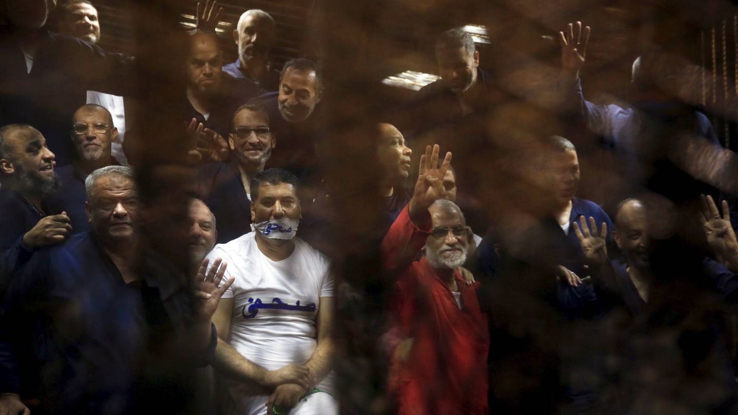 Miembros de los Hermanos Musulmanes en un tribunal en las afueras del Cairo. (Reuters)