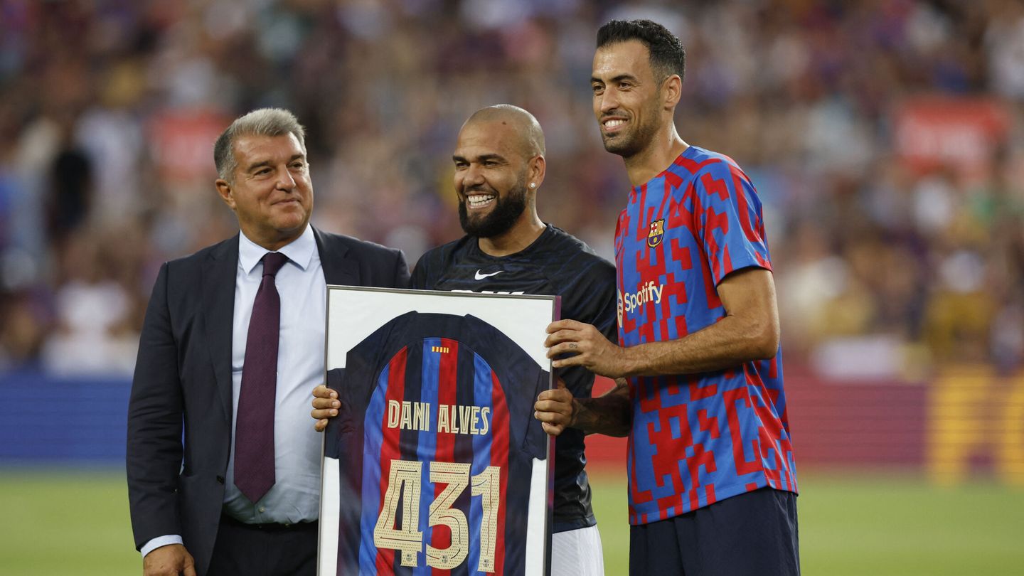 El Barça homenajea a Alves como el jugador extranjero con más partidos disputados. (Reuters/Albert Gea)