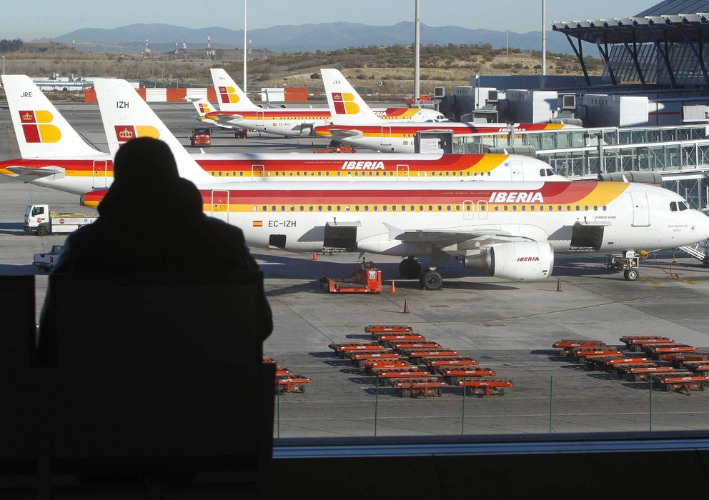 Foto: Un señor mira unos aviones de Iberia en Barajas (Efe)