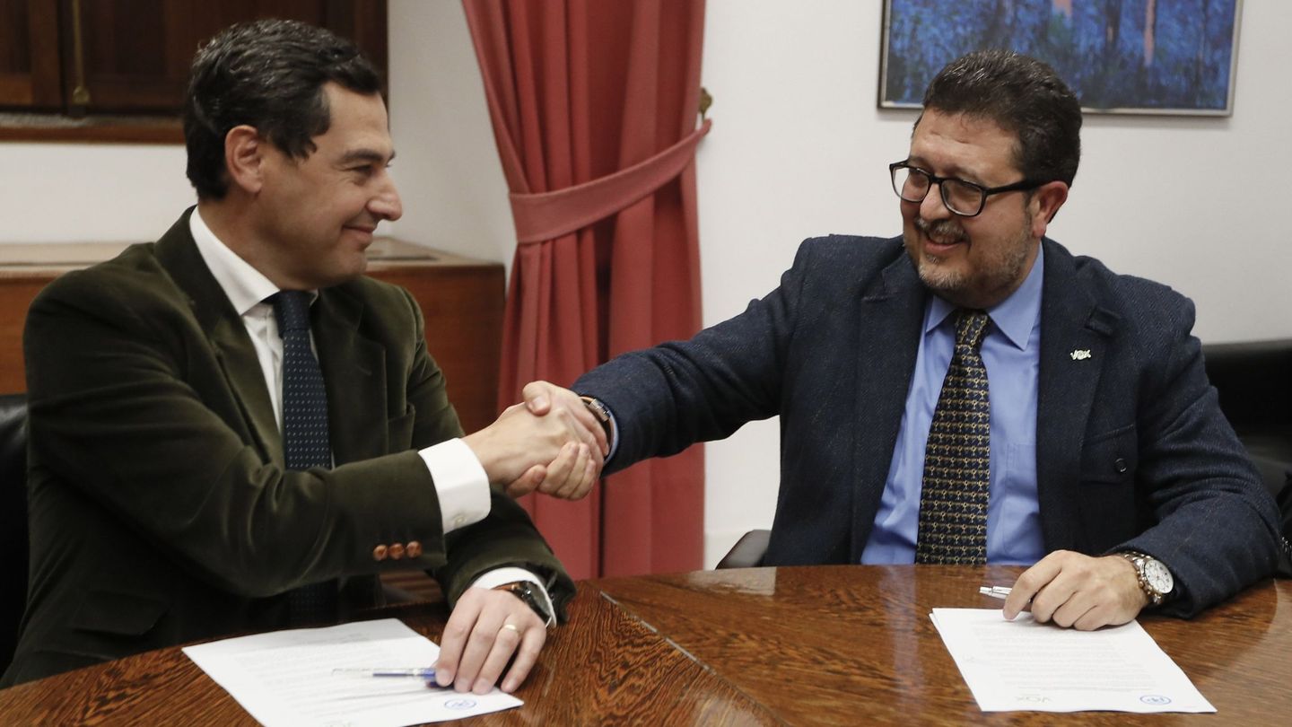 Juanma Moreno estrecha la mano con Francisco Serrano (Vox) tras firmar el pacto de investidura. (EFE)