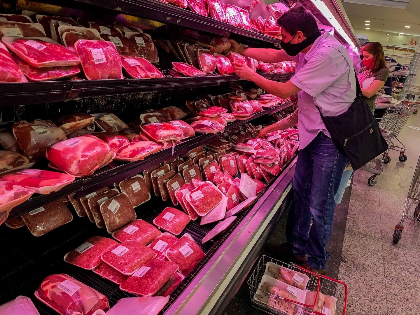 Estanterías de carne en un supermercado. (EFE)