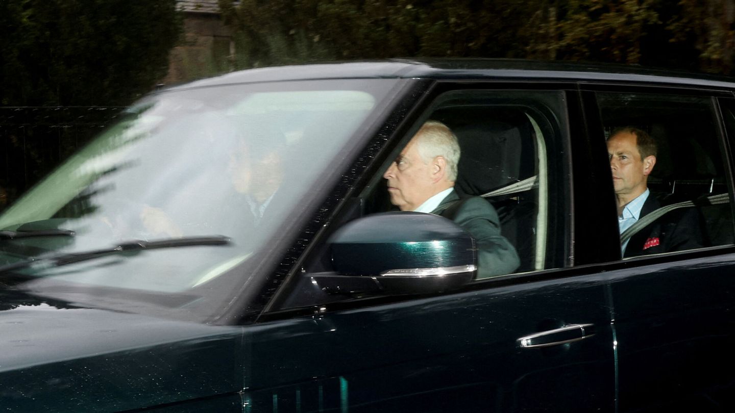 El príncipe Guillermo junto a los príncipes Eduardo y Andrés, a su llegada a Balmoral ayer. (Reuters/Russell Cheyne)