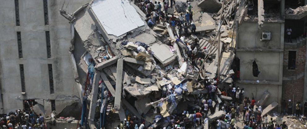 Foto: Cuatro arrestados por el derrumbe mortal de un edificio en Bangladesh