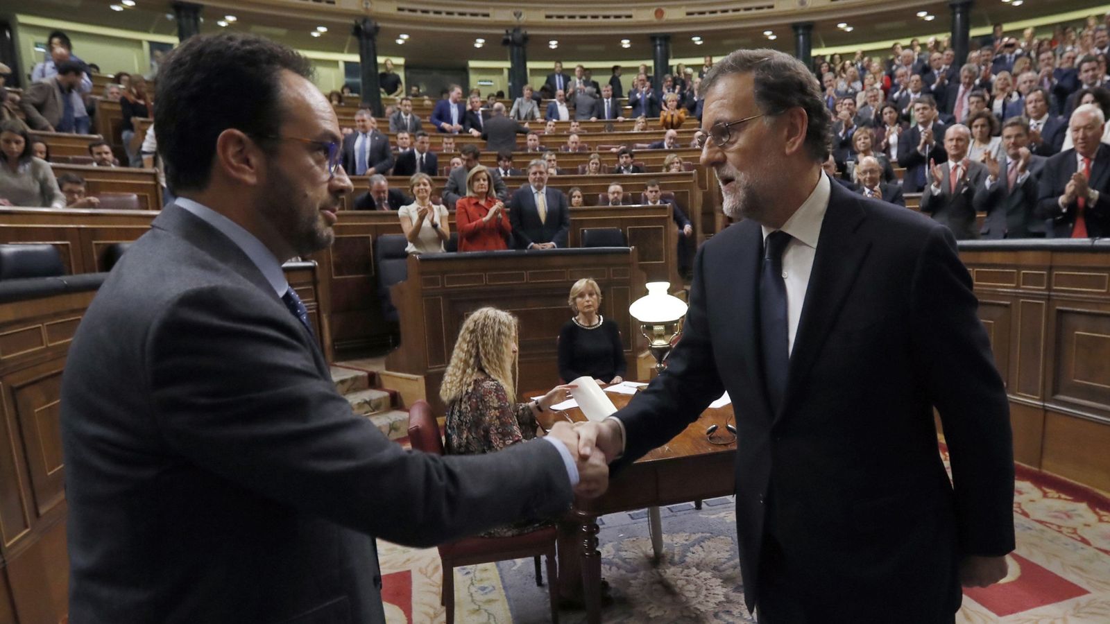 Foto: Mariano Rajoy es felicitado por Antonio Hernando tras ser investido presidente del Gobierno. (EFE)