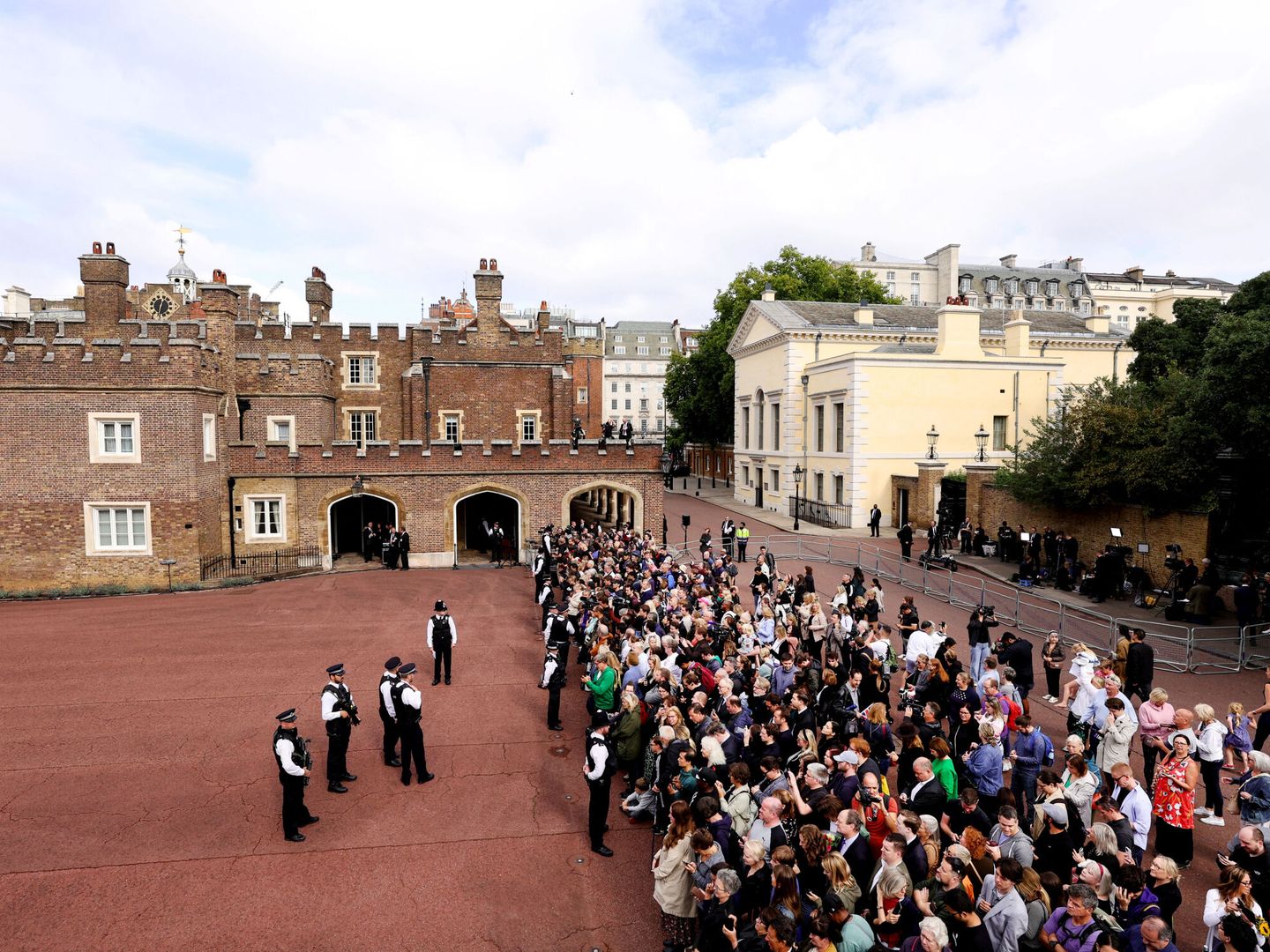 Decenas de ciudadanos británicos se congregan frente al palacio de St. James.  (Reuters/Richard Heathcote)